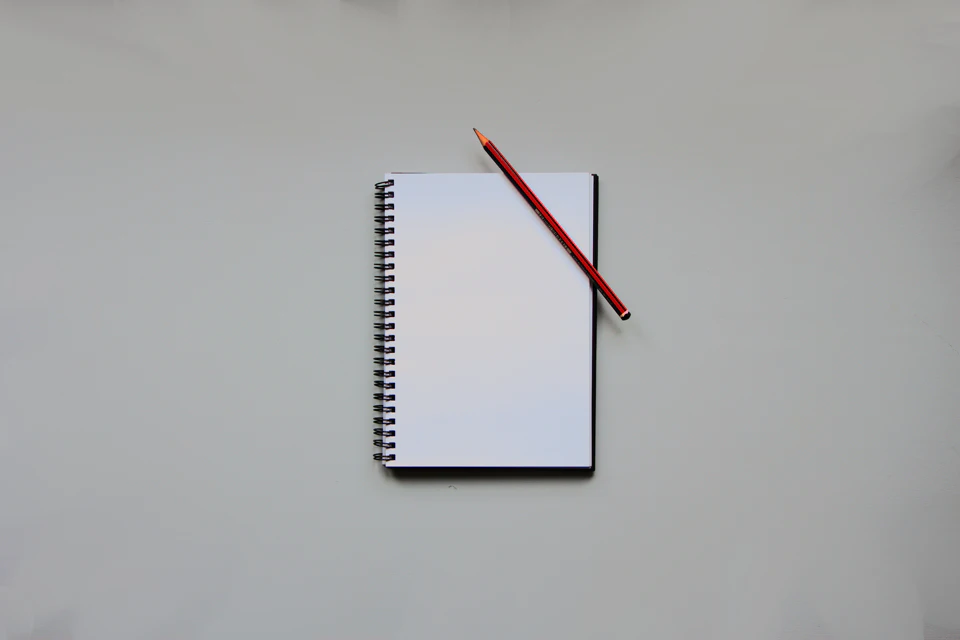 Cuaderno con un lápiz encima